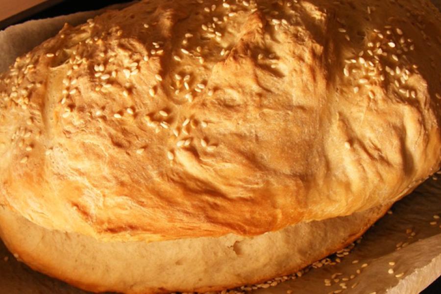 Pan blanco con semillas de sésamo.