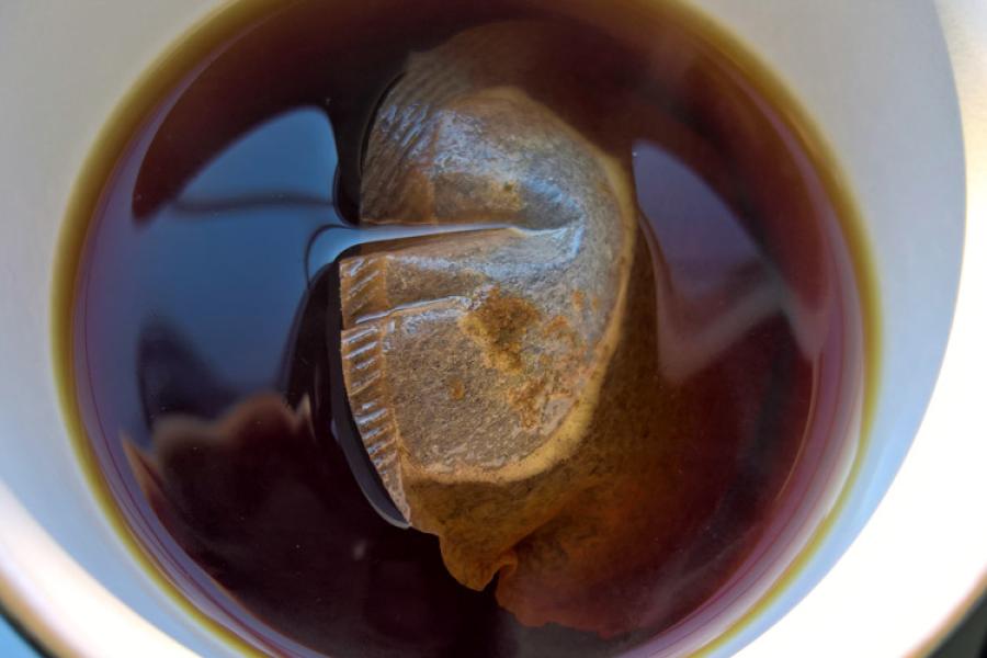 Taza con té negro.