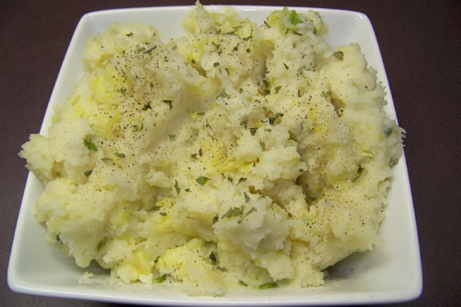 Colcannon servido en una fuente.