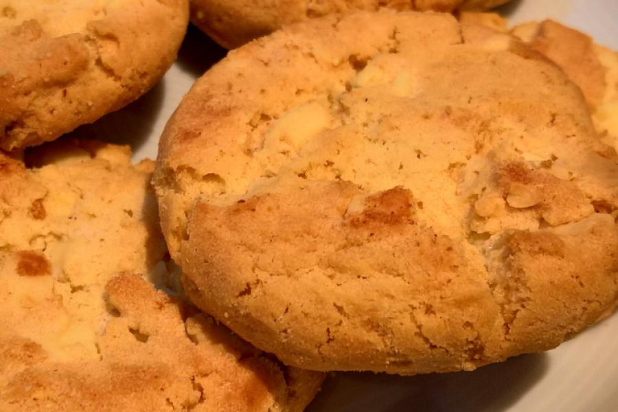 Galletas con pepitas de chocolate blanco.