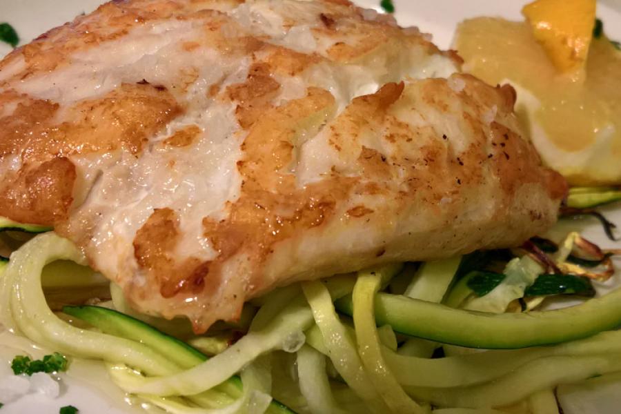 Merluza a la plancha con espirales de calabacín.