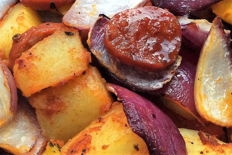 Patatas asadas con chorizo.