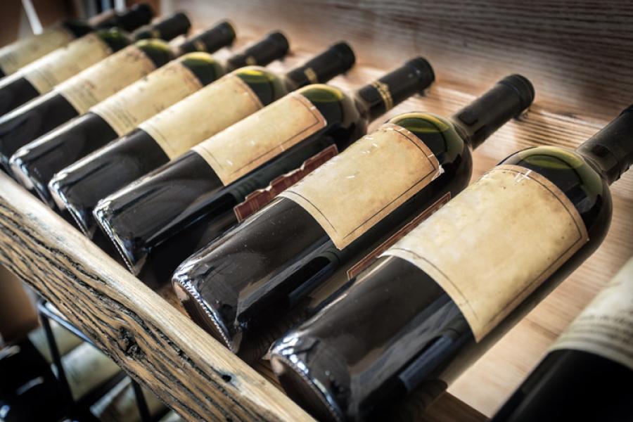 Botellas de vino añejo tumbadas.