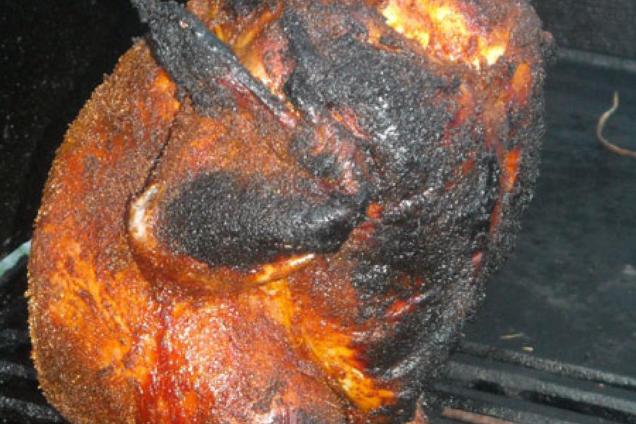 Pollo a la barbacoa sobre una lata de cerveza.