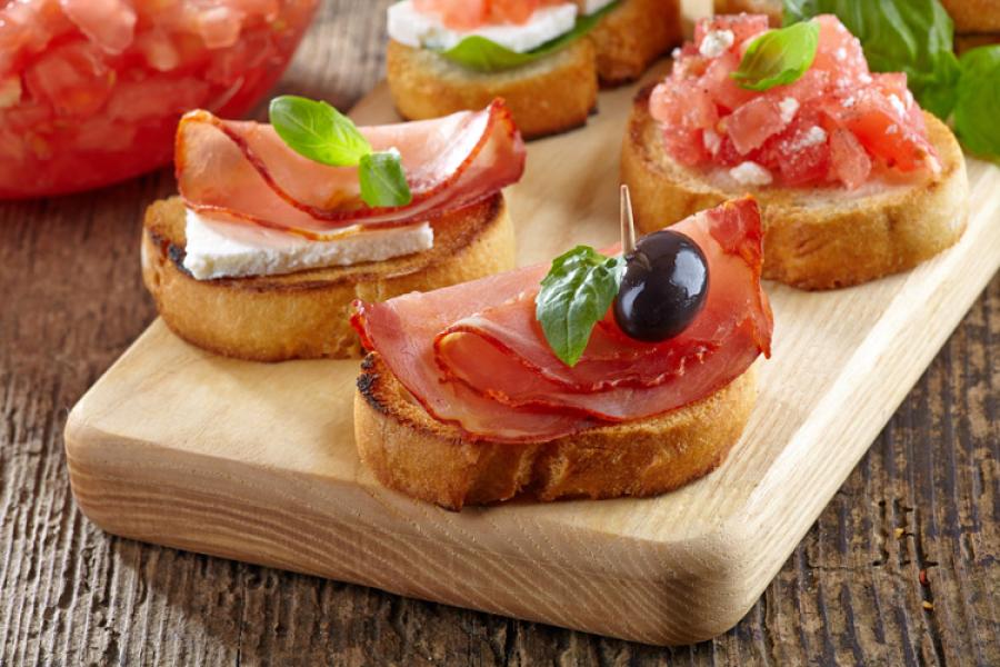 Tapas sobre tabla de madera.