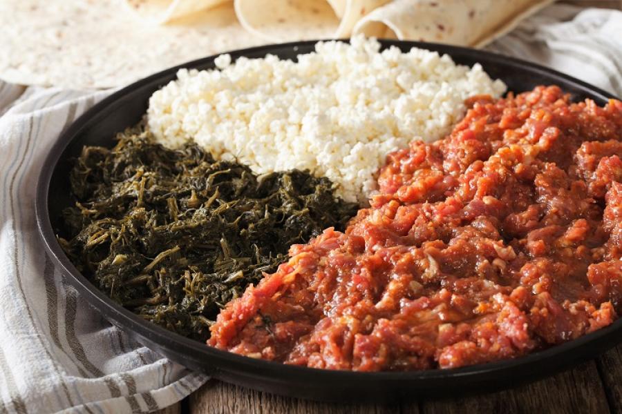 Arroz, verduras y guiso de carne etiopes.
