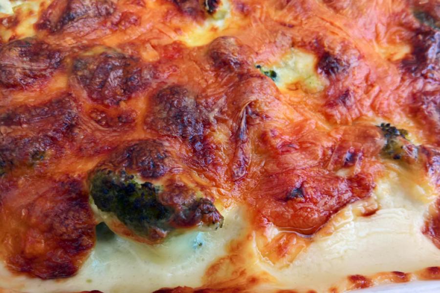 Brócoli gratinado con costra dorada.