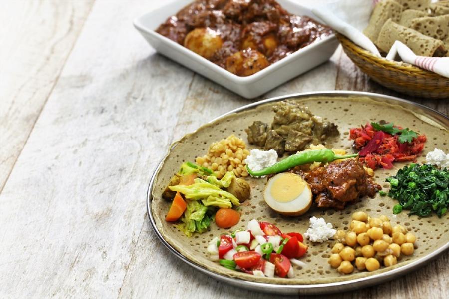 Comida etíope y pan injera.