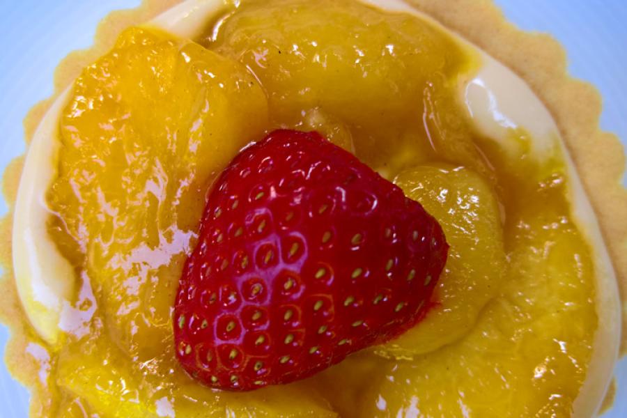 Tarta de crema y frutas.