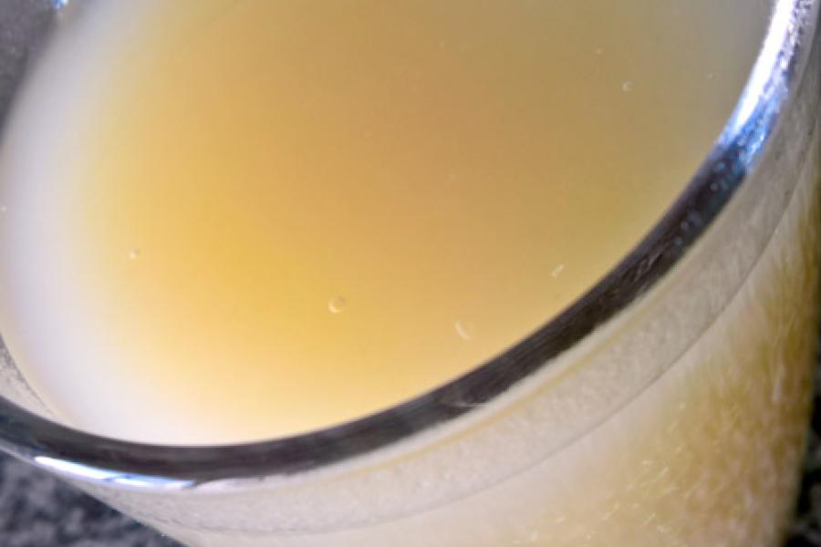 Bebida boliviana de quinua y manzana con trozos de quinua.