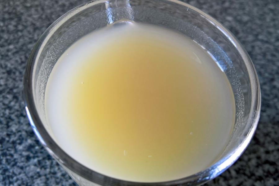 Bebida de quinua y manzana en un vao.