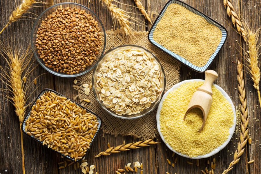 Selección de cereales y productos derivados, incluyendo trigo, copos de avena, semolina y cuscús.