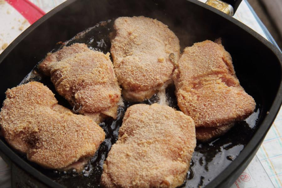 5 piezas de lomo de cerdo cordon bleu, o San Jacobo de cinta de lomo, friéndose en una sartén