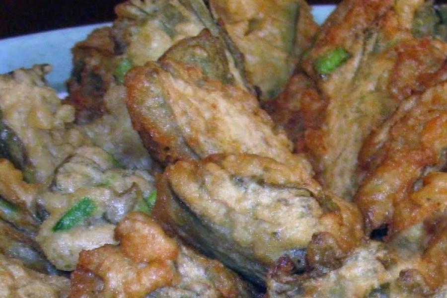 Alcachofas rebozadas en plato.