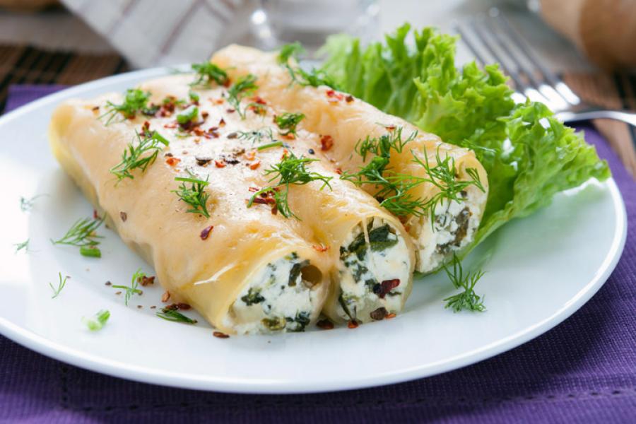Canelones fríos rellenos de queso fresco y espinacas cocidas.