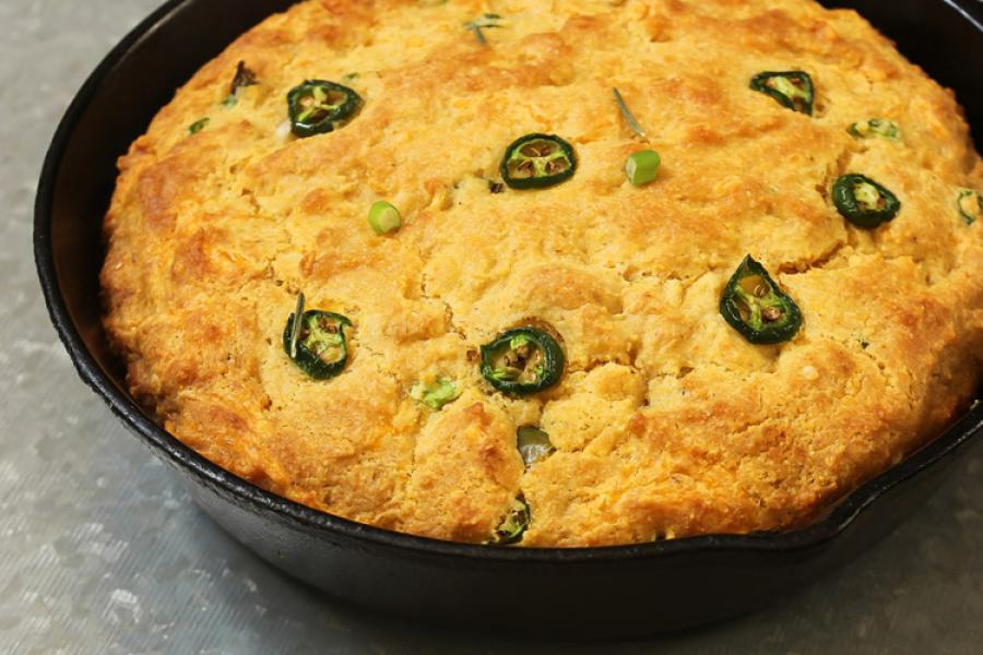 Pan de maíz con chiles jalapeños cocinado en sartén.