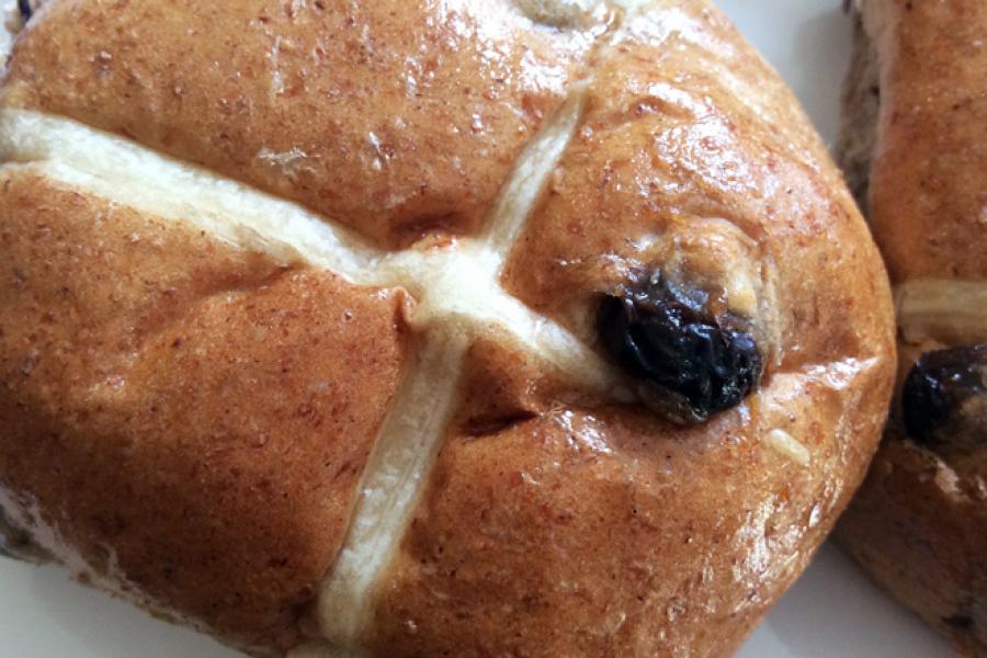 Bollos de Pascua ingleses hechos con harina integral.
