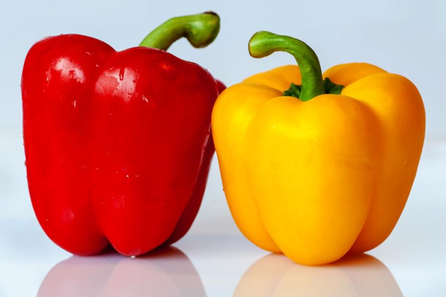 Pimiento rojo y pimiento amarillo.