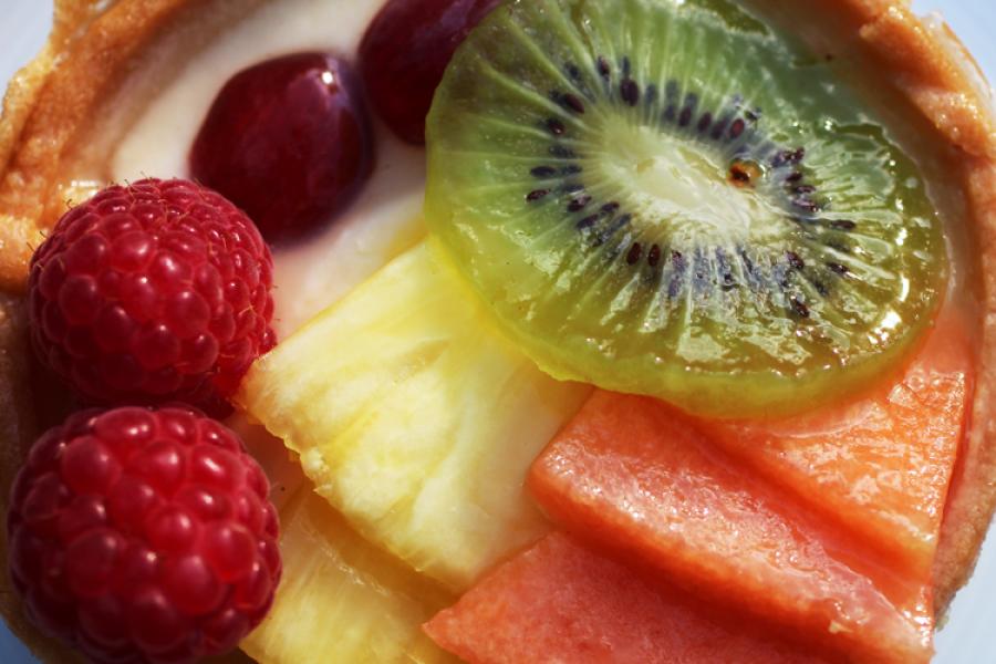 Tartaleta de frutas con crema pastelera.