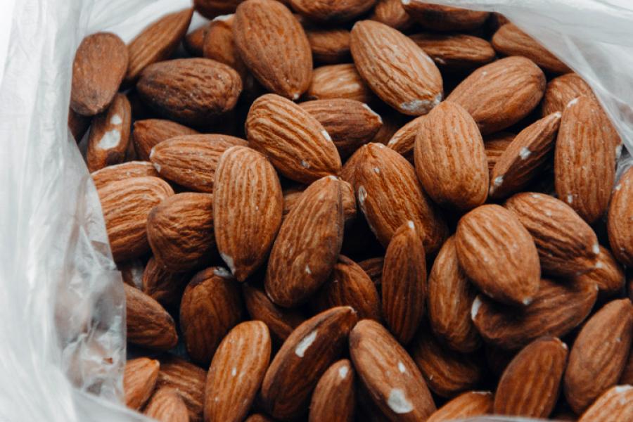 Almendras peladas en una bolsa.