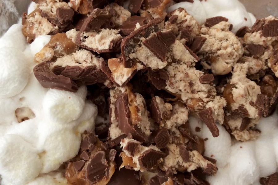 Mezcla de chocolatinas, mantequilla y malvavisco fundido para dulce crujiente.