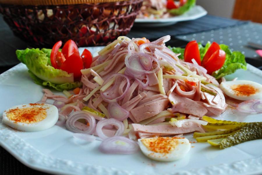 Ensalada suiza de salchicha y embutidos.