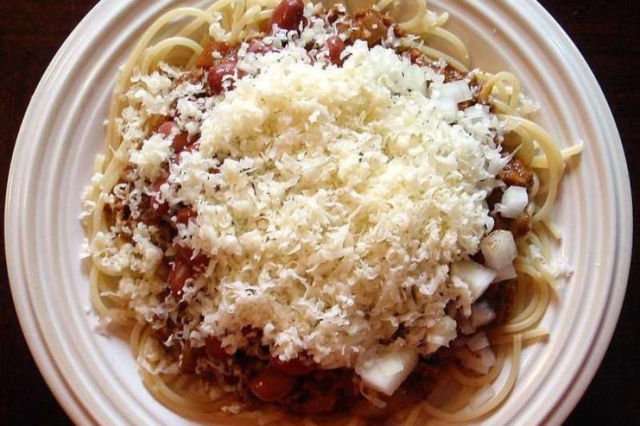 Chile al estilo de Cincinnati sobre pasta.