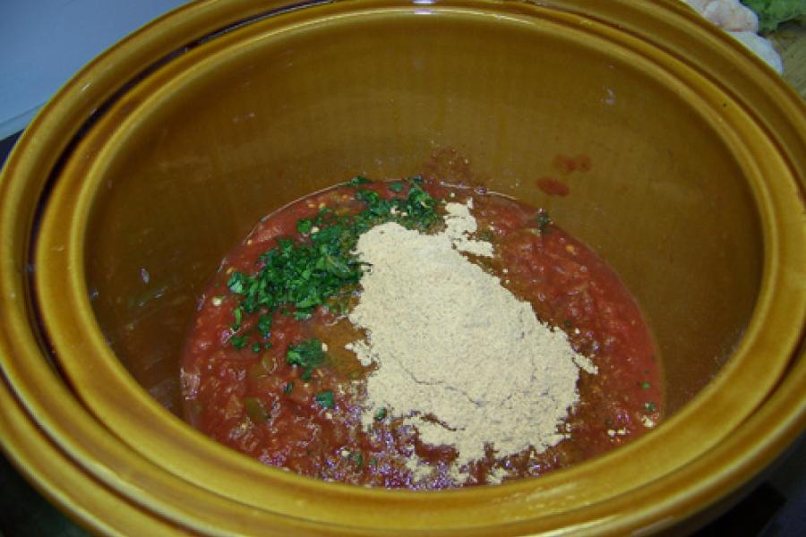 Condimentos para tacos en lebrillo de cerámica.
