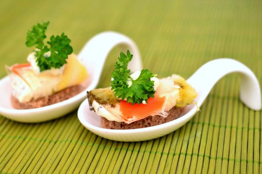 Bocaditos de salmón ahumado en cuchara.