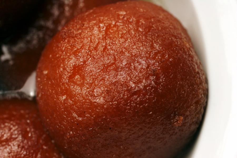 Gulab jamuns bañados en almíbar.