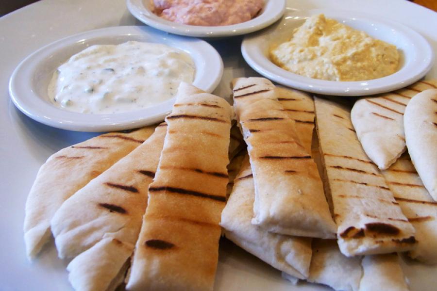 Pan pita  y salsas para mojar.