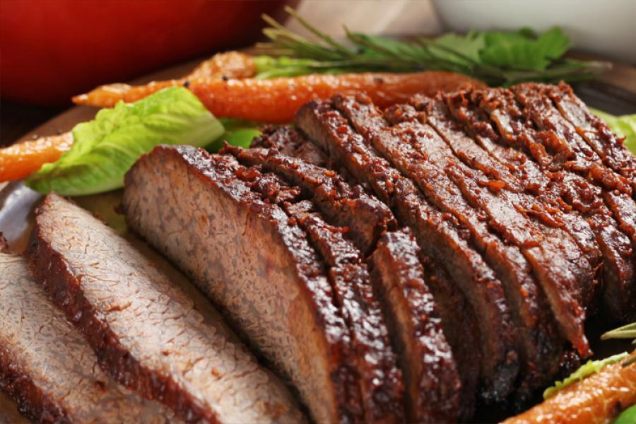 Pecho de ternera guisado cortado en lonchas gruesas. Este corte de carne queda tierno y suculento cuando se guisa a fuego lento en su jugo, o con muy poco líquido.