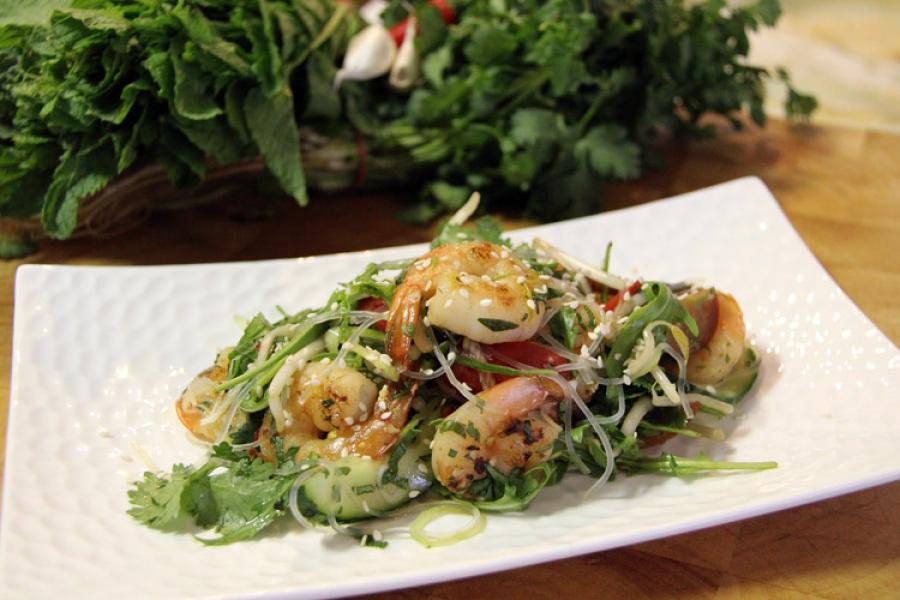 Ensalada de gambas y fideos chinos.