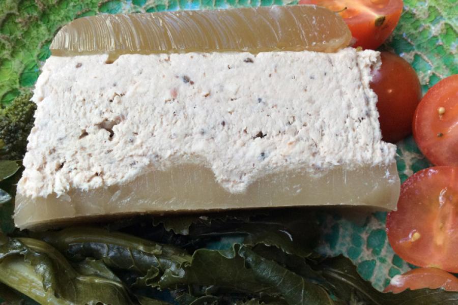 Paté de pollo con gelatina.