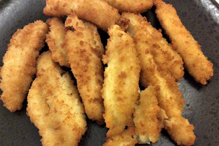 Varitas de pescado rebozadas y fritas.