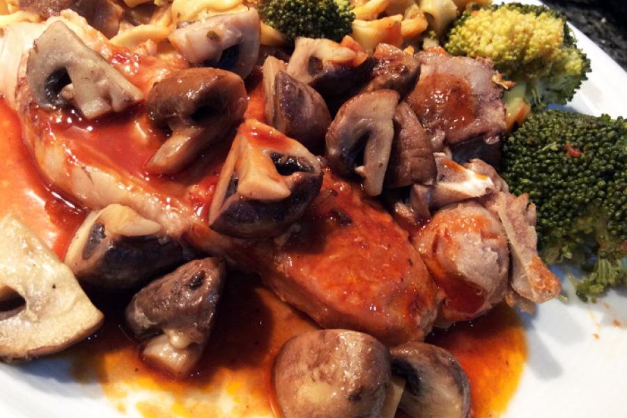 Chuleta de ternera al estilo de Sorento con pasta y brócoli.
