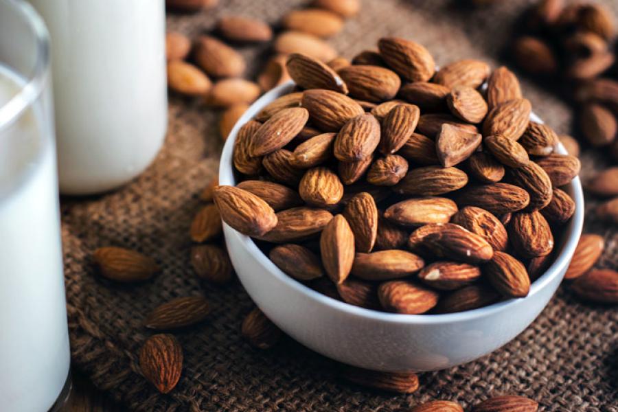 Leche de almendras y almendras crudas.