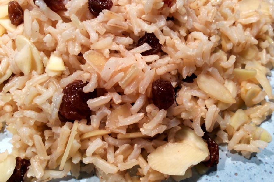 Arroz salteado con uvas pasas y almendras.