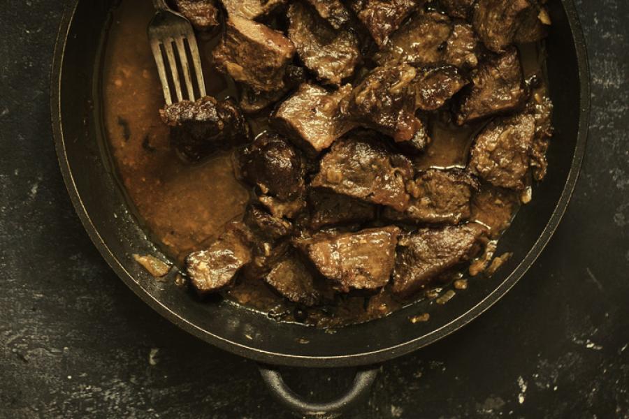 Carne guisada en sartén de hierro.
