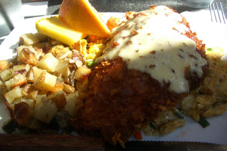 Pescado frito al estilo cajún con patatas fritas, salsa y limón.