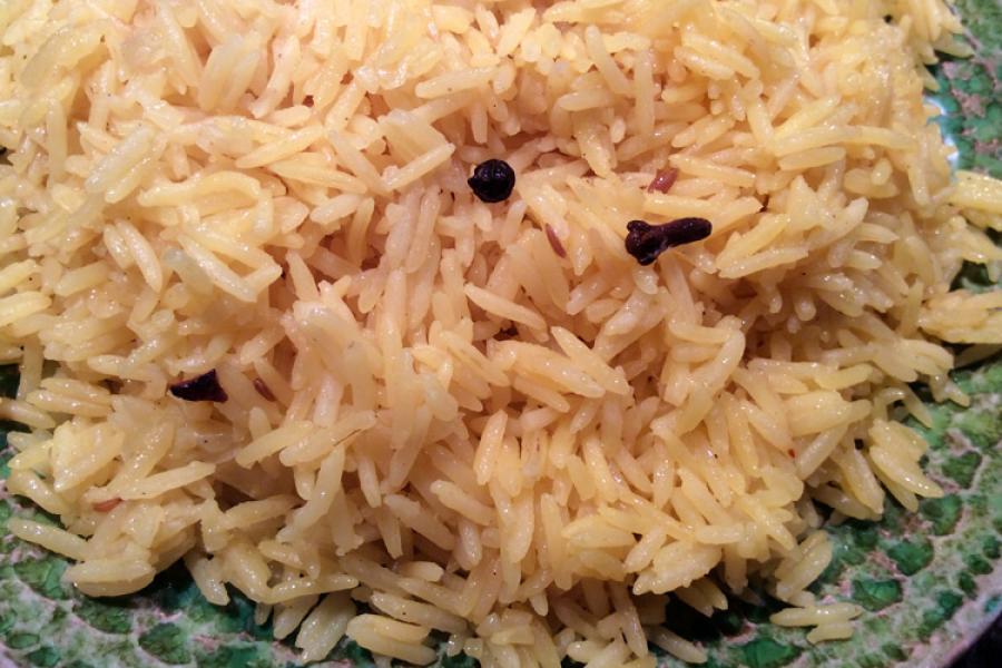 Arroz pilau con leche de coco.