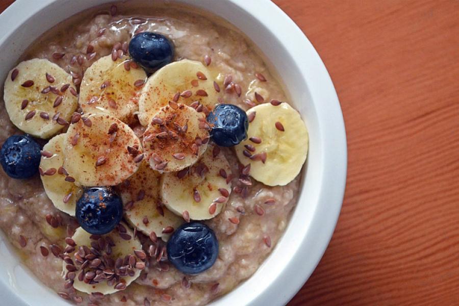 Muesli con plátano, arándanos azules, linaza y canela.