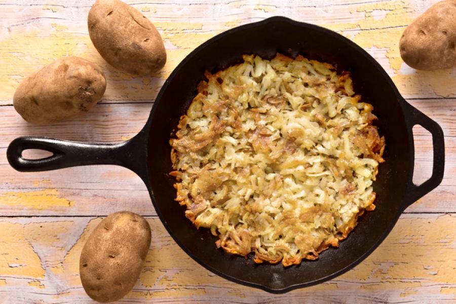 Rosti de patata en una sartén.