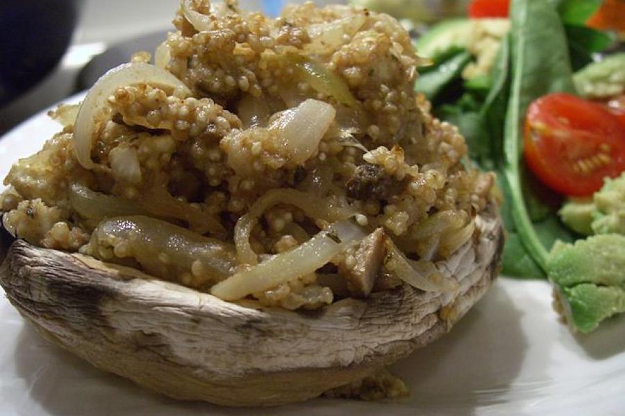 Champiñón relleno con quinua especiada.