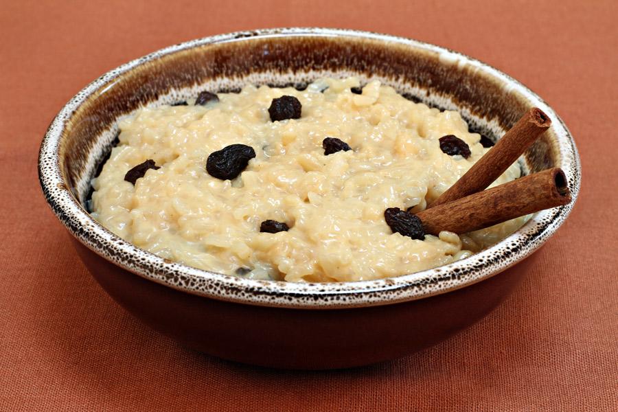Budín de arroz al estilo sueco, con uvas pasas.