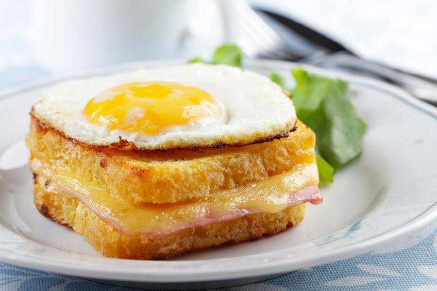 Croque madame, un croque monsieur con un huevo a caballo.