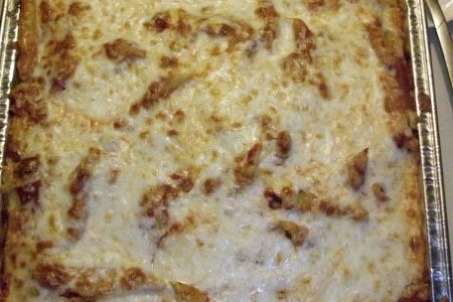 Macarrones al horno en una fuente de aluminio.