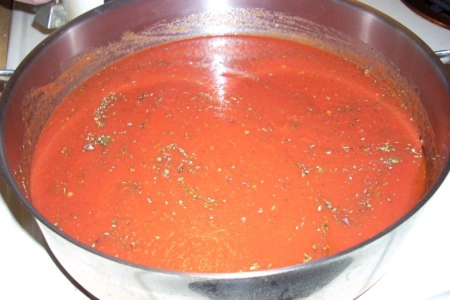 Salsa de tomate en bol metálico.