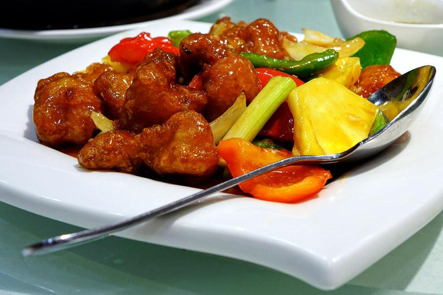 Un plato de cerdo agrigulce.