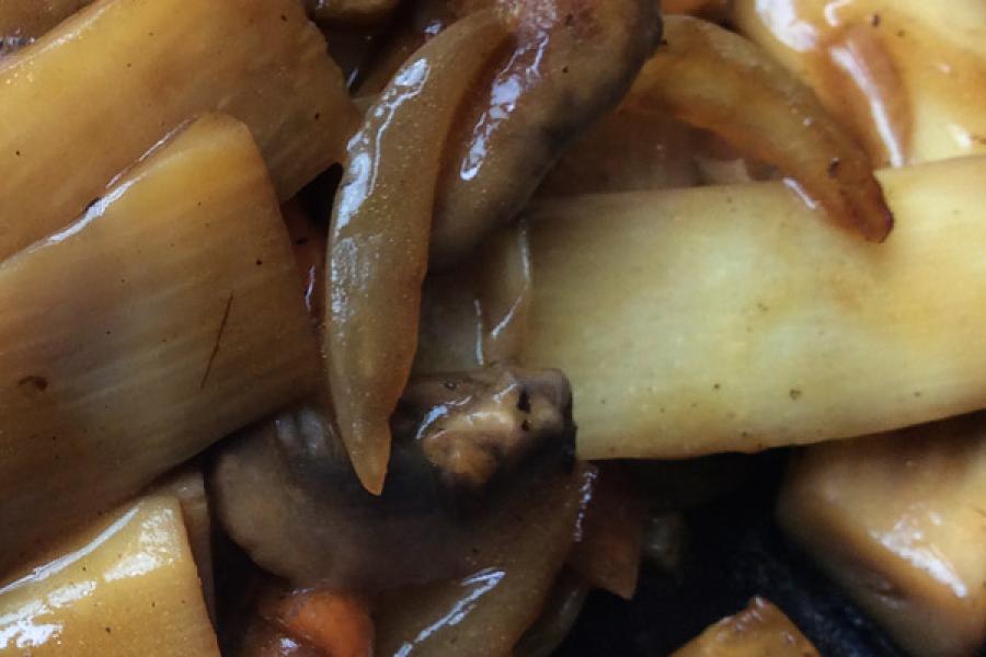 Chop suey con champiñones, zanahoria, cebolla y brotes de bambú.